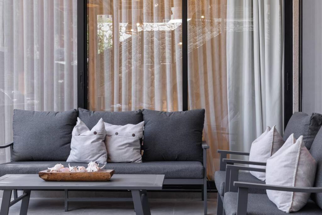 By Eezy - בית 4 חדרי שינה עם בריכה עד 10 אורחים Villa *