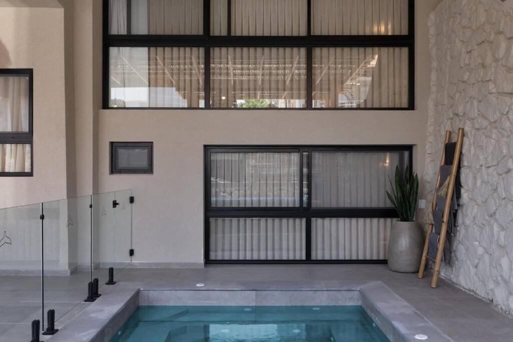 Villa By Eezy - בית 4 חדרי שינה עם בריכה עד 10 אורחים