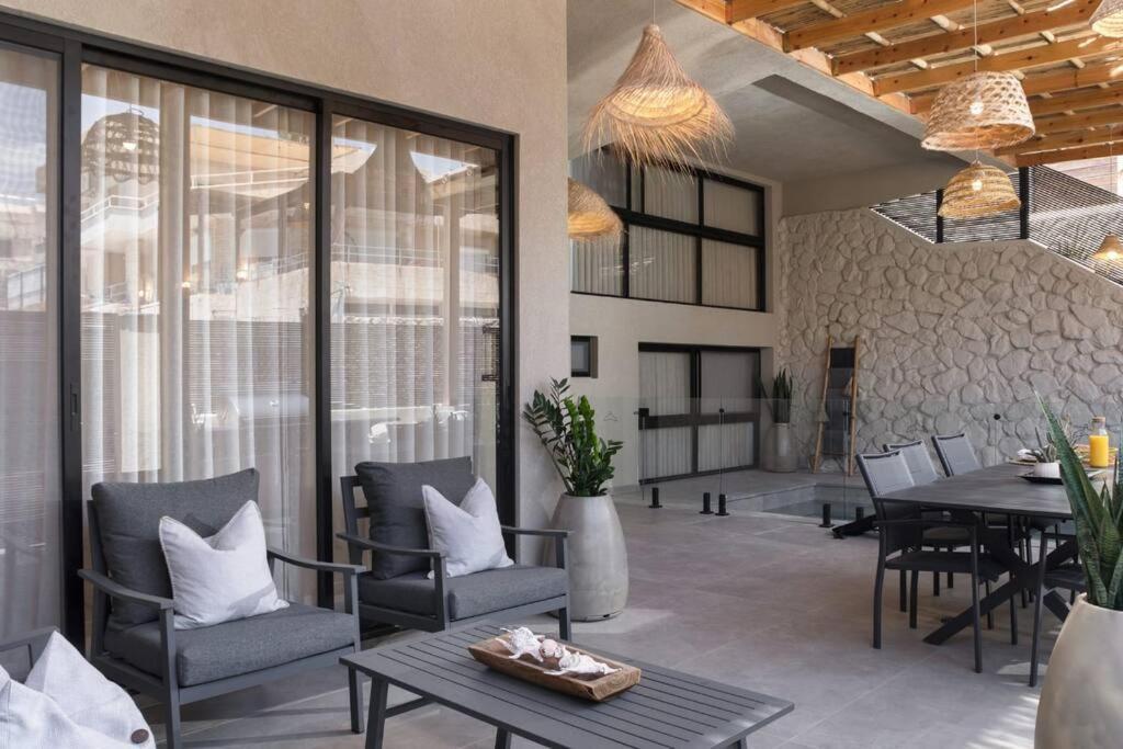 By Eezy - בית 4 חדרי שינה עם בריכה עד 10 אורחים Villa