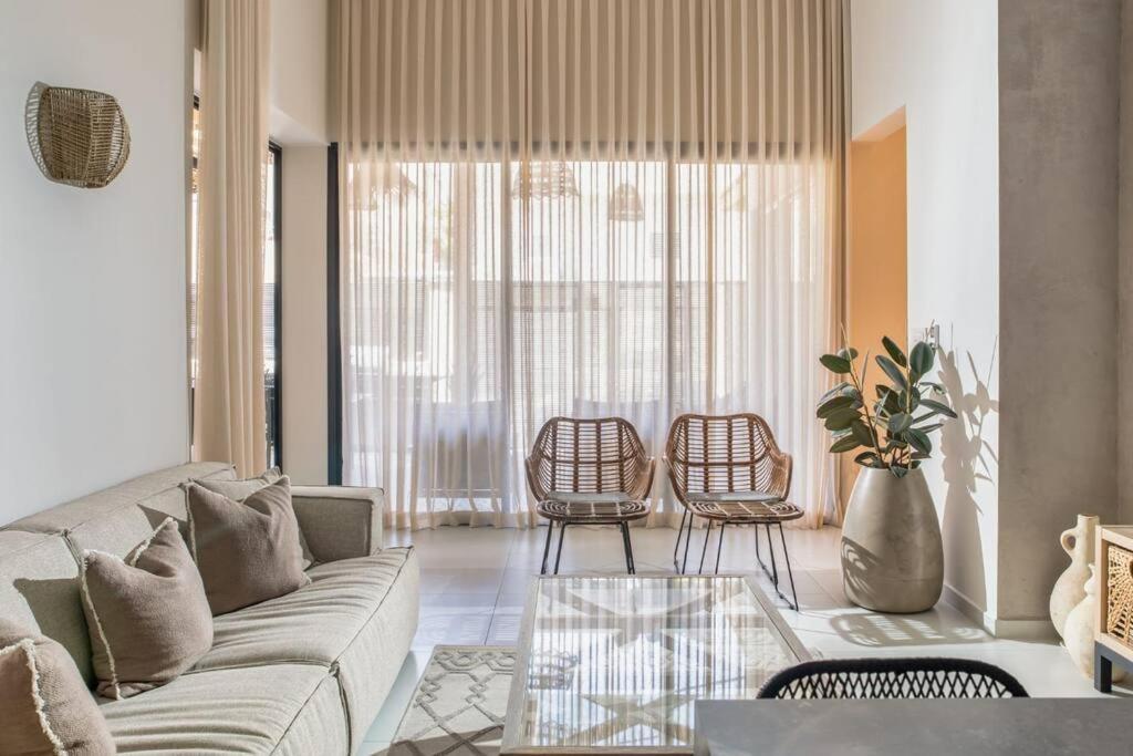 By Eezy - בית 4 חדרי שינה עם בריכה עד 10 אורחים Eilat